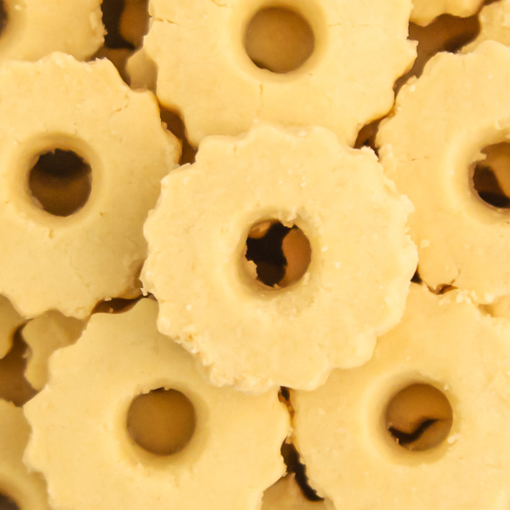 Semolina kaak Tunisian ring cookies arranged on a plate